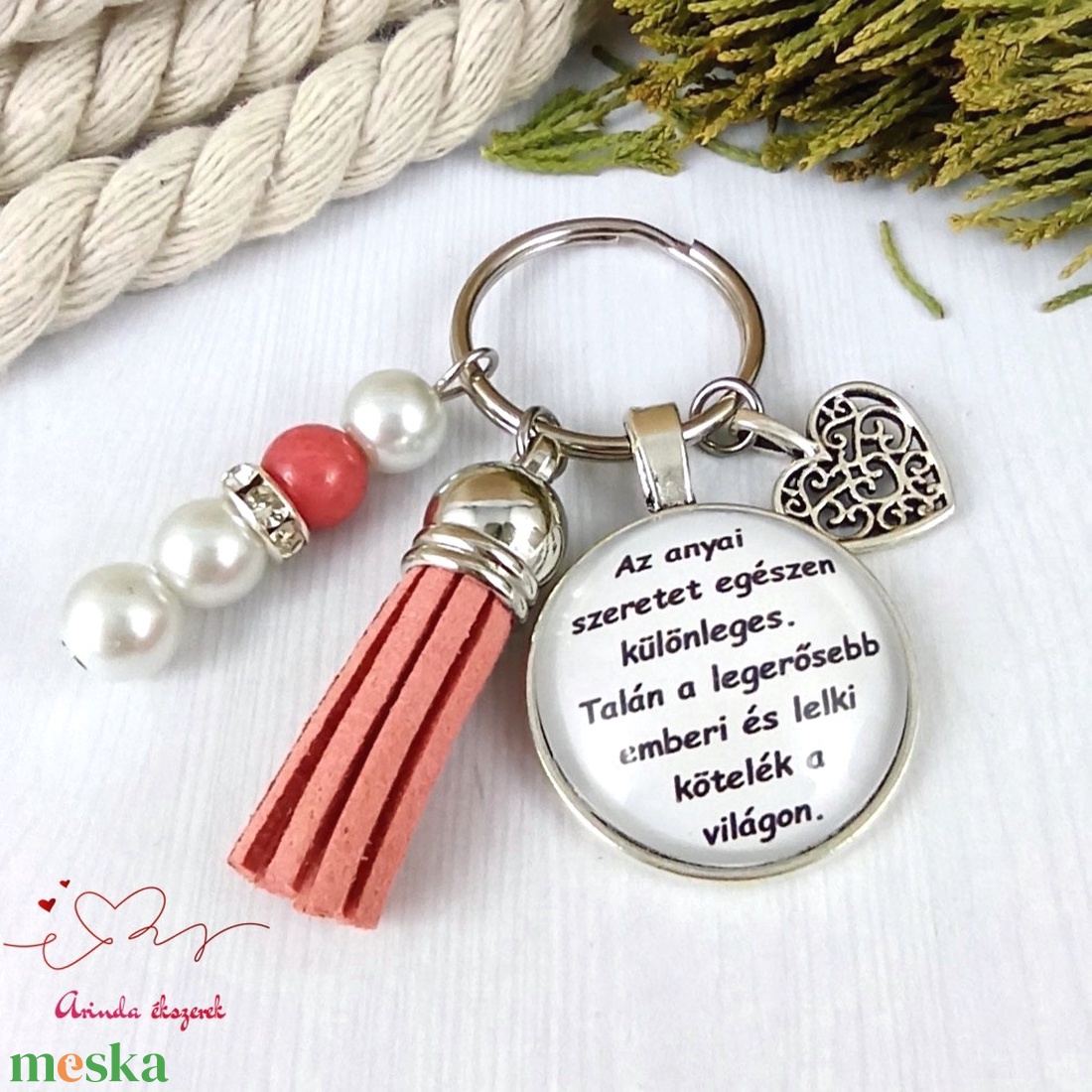 Az anyai szeretet egészen különleges feliratos piros bojtos üveglencsés kulcstartó táskadísz karácsony  - táska & tok - kulcstartó & táskadísz - kulcstartó - Meska.hu