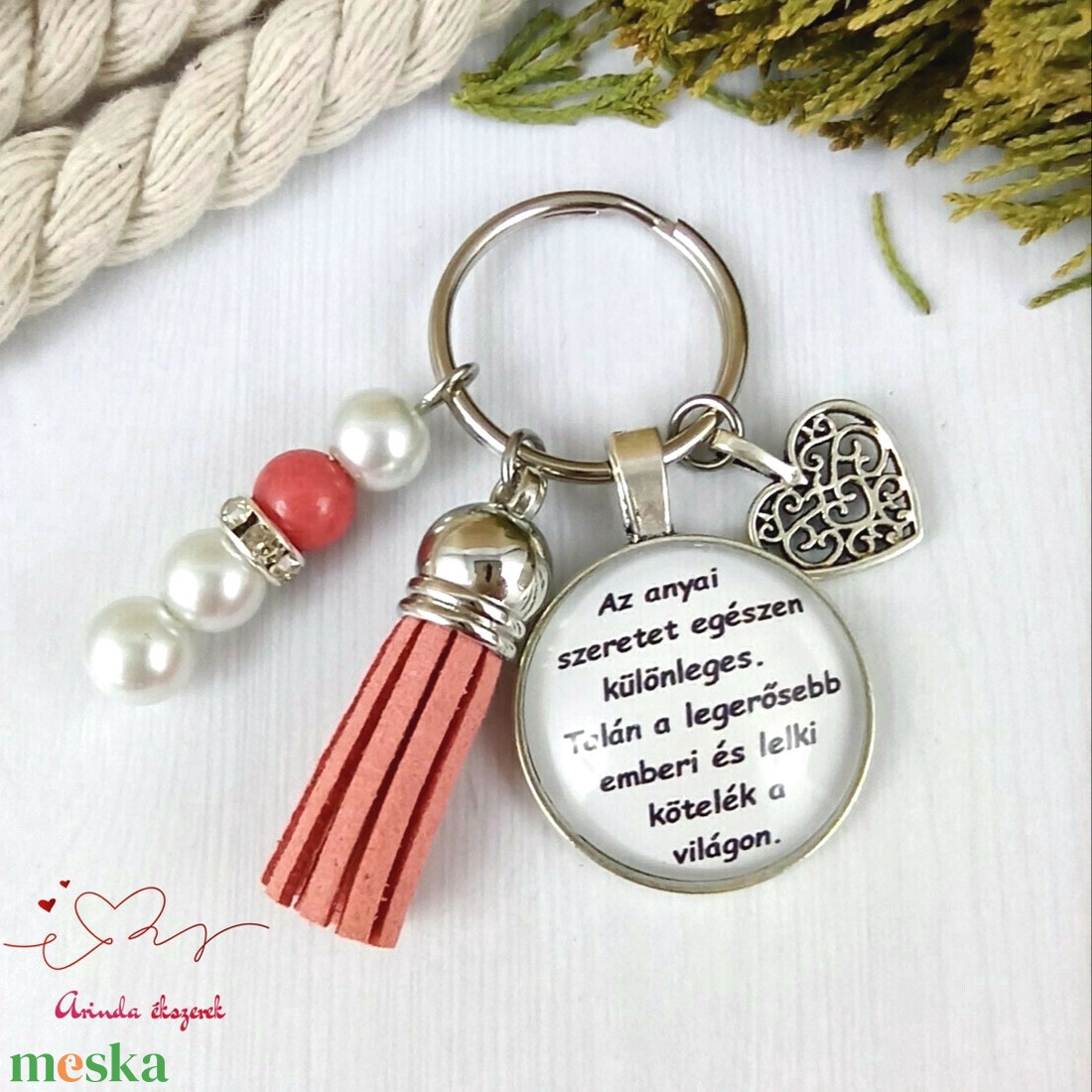 Az anyai szeretet egészen különleges feliratos piros bojtos üveglencsés kulcstartó táskadísz karácsony  - táska & tok - kulcstartó & táskadísz - kulcstartó - Meska.hu