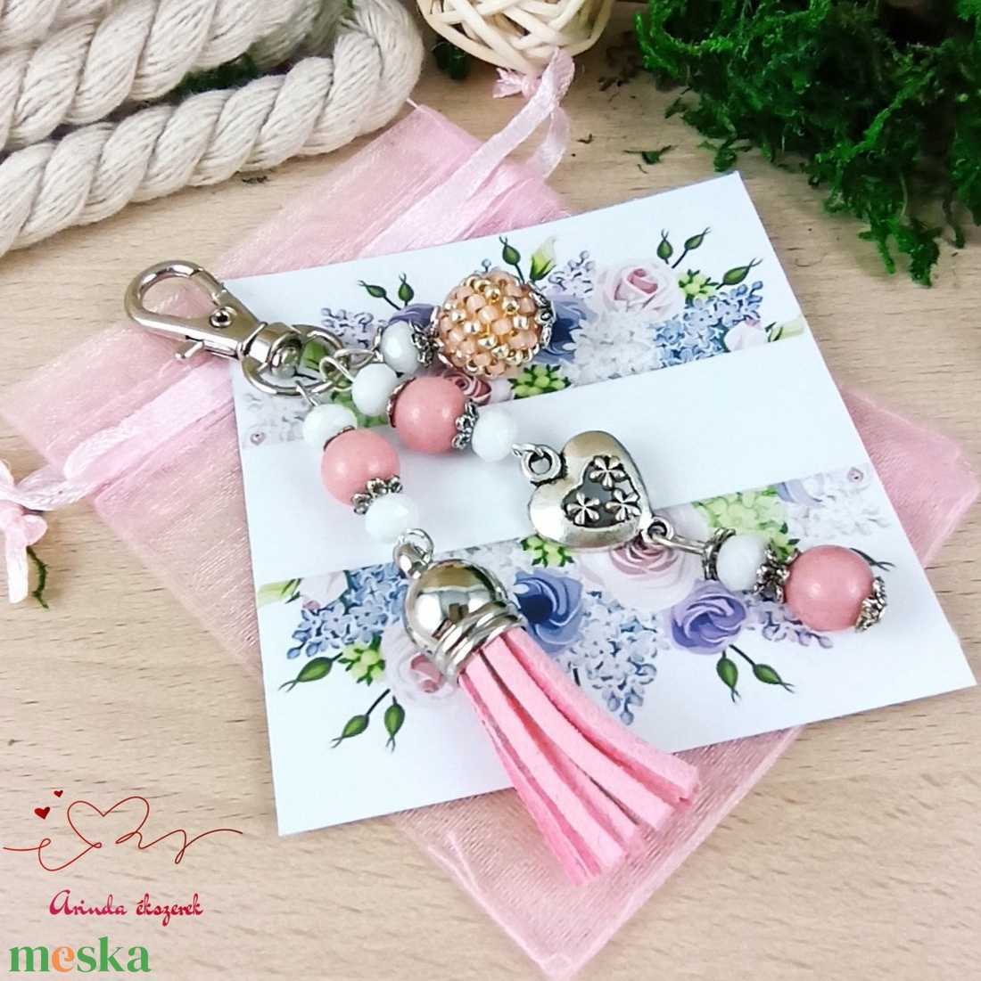 Rózsaszín bojtos kulcstartó táskadísz anyák napja ballagás évzáró pedagógus karácsony szülinap névnap  - táska & tok - kulcstartó & táskadísz - táskadísz - Meska.hu