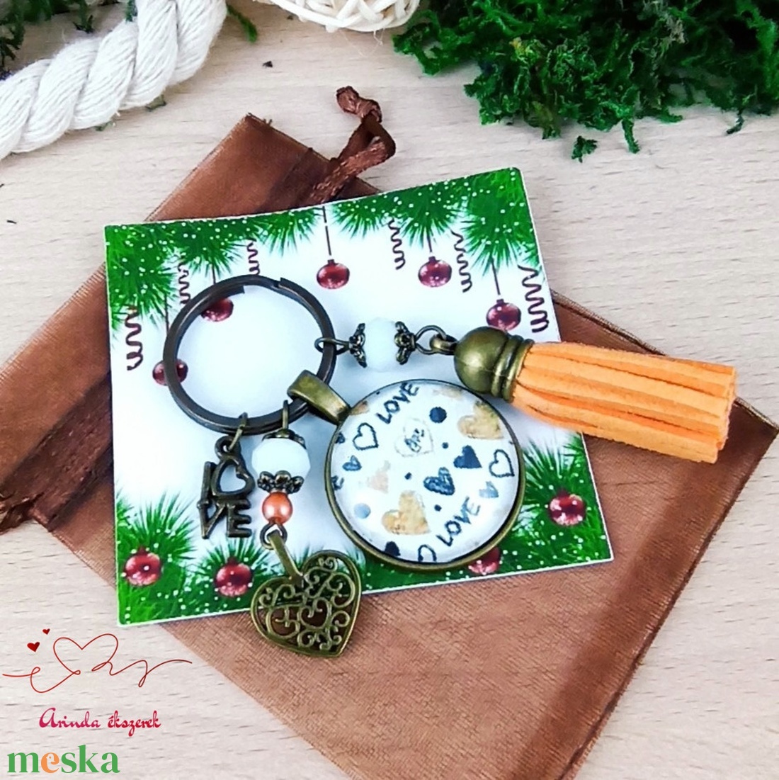 Love feliratos narancs bojtos üveglencsés kulcstartó táskadísz  - táska & tok - kulcstartó & táskadísz - kulcstartó - Meska.hu