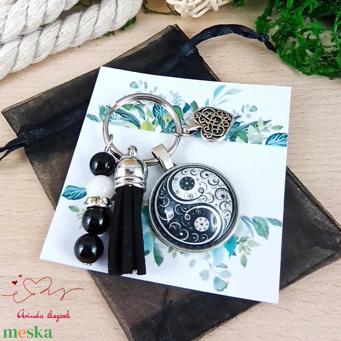 Jinjang mintás fekete bojtos üveglencsés kulcstartó táskadísz  - táska & tok - kulcstartó & táskadísz - táskadísz - Meska.hu