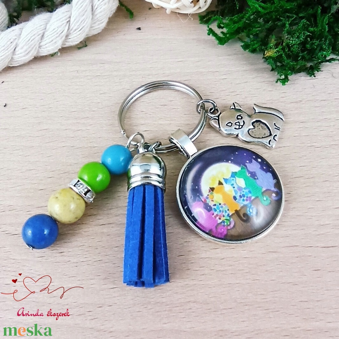 Cicák a háztetőn kék bojtos üveglencsés kulcstartó táskadísz  - táska & tok - kulcstartó & táskadísz - kulcstartó - Meska.hu