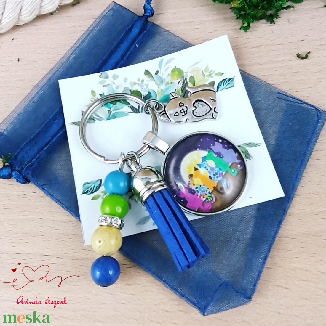 Cicák a háztetőn kék bojtos üveglencsés kulcstartó táskadísz  - táska & tok - kulcstartó & táskadísz - kulcstartó - Meska.hu