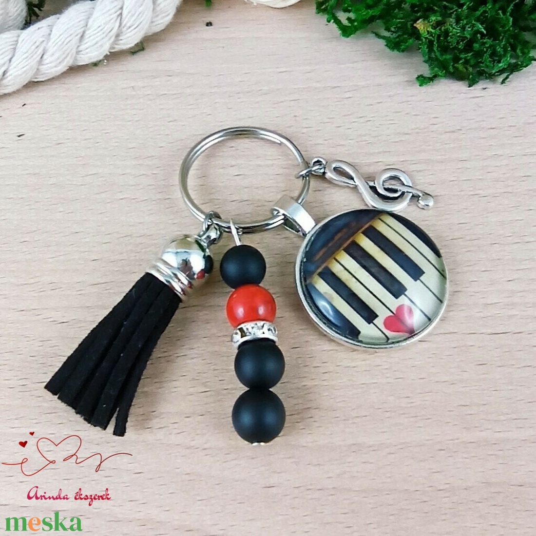 Zenére hangolva fekete bojtos üveglencsés kulcstartó táskadísz  - táska & tok - kulcstartó & táskadísz - táskadísz - Meska.hu