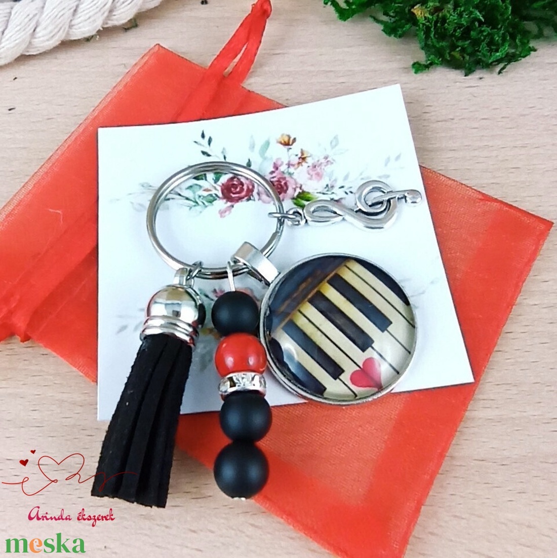 Zenére hangolva fekete bojtos üveglencsés kulcstartó táskadísz  - táska & tok - kulcstartó & táskadísz - táskadísz - Meska.hu