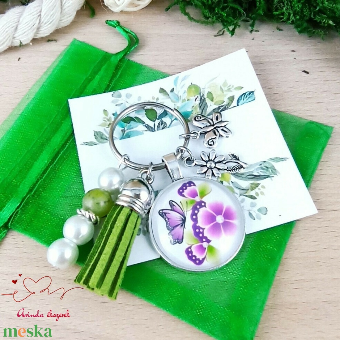 Pink pillangós zöld bojtos üveglencsés kulcstartó táskadísz pedagógusnak nőnek karácsonyra pedagógusnapra ajándék - táska & tok - kulcstartó & táskadísz - kulcstartó - Meska.hu