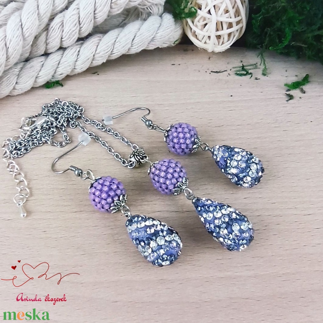 Lila fehér shamballa stílusú kristály csepp és fűzött bogyó nyaklánc fülbevaló szett - ékszer - ékszerszett - Meska.hu Lila fehér shamballa stílusú kristály csepp és fűzött bogyó nyaklánc fülbevaló szett - ékszer - ékszerszett - Meska.hu