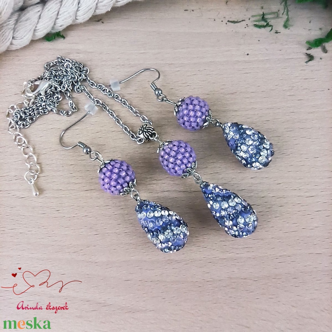 Lila fehér shamballa stílusú kristály csepp és fűzött bogyó nyaklánc fülbevaló szett - ékszer - ékszerszett - Meska.hu Lila fehér shamballa stílusú kristály csepp és fűzött bogyó nyaklánc fülbevaló szett - ékszer - ékszerszett - Meska.hu