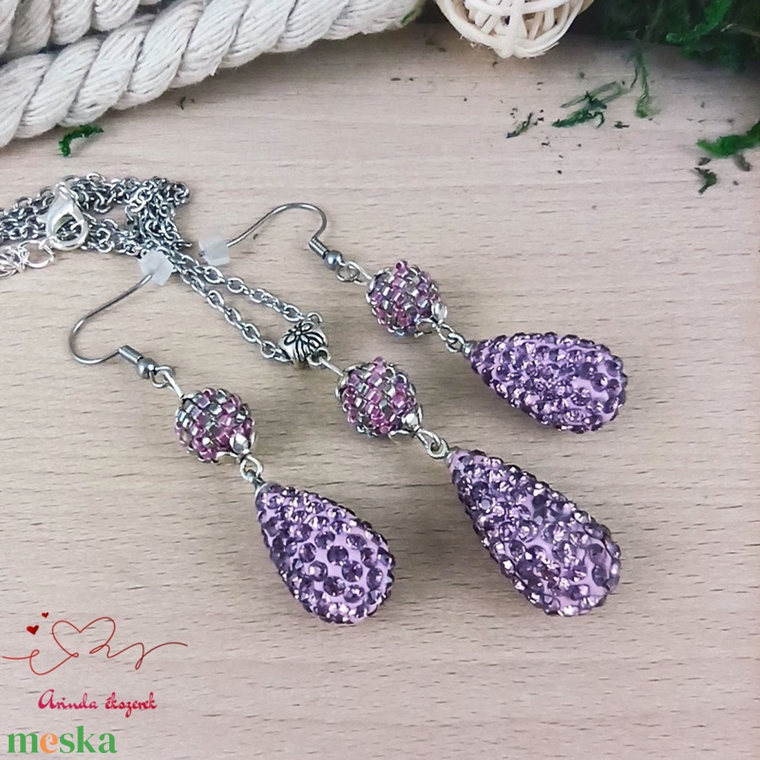Lila shamballa stílusú kristály csepp és fűzött bogyó nyaklánc fülbevaló szett - ékszer - ékszerszett - Meska.hu Lila shamballa stílusú kristály csepp és fűzött bogyó nyaklánc fülbevaló szett - ékszer - ékszerszett - Meska.hu