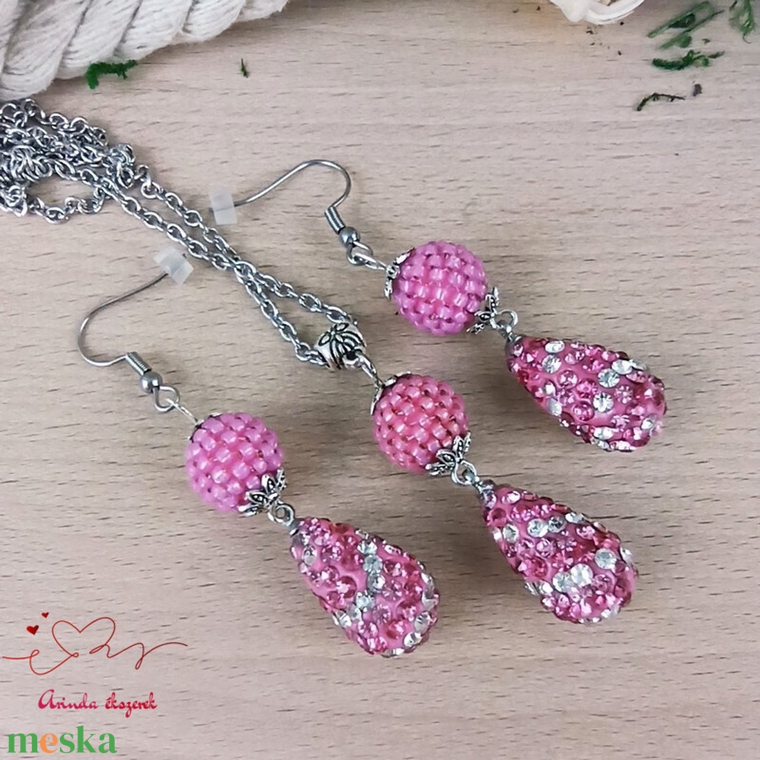 Rózsaszín kristály shamballa stílusú kristály csepp és fűzött bogyó nyaklánc fülbevaló szett - ékszer - ékszerszett - Meska.hu Rózsaszín kristály shamballa stílusú kristály csepp és fűzött bogyó nyaklánc fülbevaló szett - ékszer - ékszerszett - Meska.hu