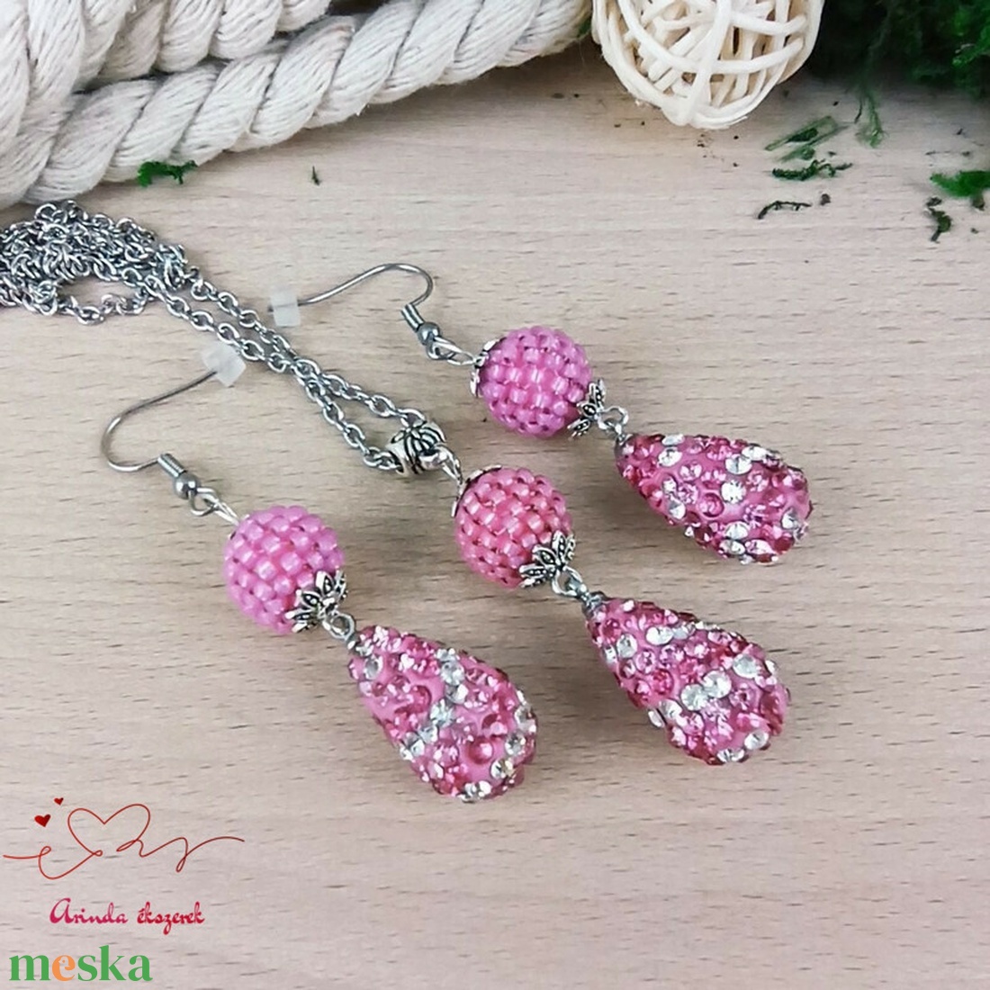 Rózsaszín kristály shamballa stílusú kristály csepp és fűzött bogyó nyaklánc fülbevaló szett - ékszer - ékszerszett - Meska.hu Rózsaszín kristály shamballa stílusú kristály csepp és fűzött bogyó nyaklánc fülbevaló szett - ékszer - ékszerszett - Meska.hu