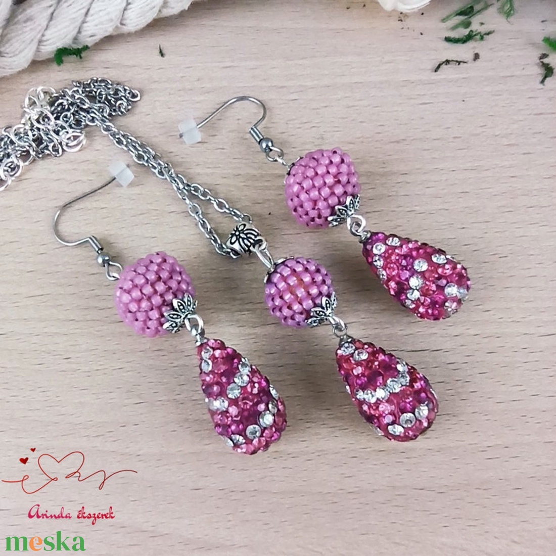 Magenta kristály shamballa stílusú kristály csepp és fűzött bogyó nyaklánc fülbevaló szett - ékszer - ékszerszett - Meska.hu Magenta kristály shamballa stílusú kristály csepp és fűzött bogyó nyaklánc fülbevaló szett - ékszer - ékszerszett - Meska.hu