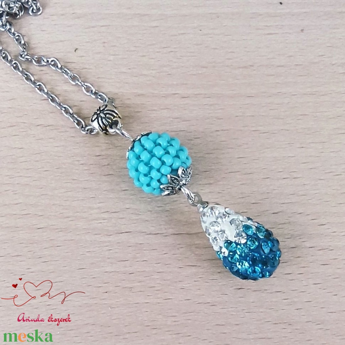 Kék, fehér kristály shamballa stílusú kristály csepp és fűzött bogyó nyaklánc - ékszer - nyaklánc - bogyós nyaklánc - Meska.hu Kék, fehér kristály shamballa stílusú kristály csepp és fűzött bogyó nyaklánc - ékszer - nyaklánc - bogyós nyaklánc - Meska.hu