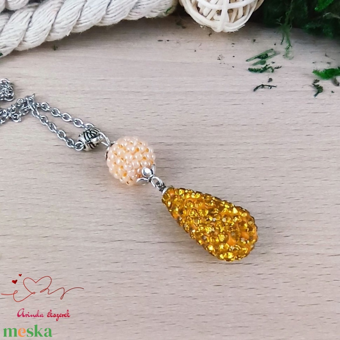 Arany és bézs kristály shamballa stílusú kristály csepp és fűzött bogyó nyaklánc - ékszer - nyaklánc - bogyós nyaklánc - Meska.hu Arany és bézs kristály shamballa stílusú kristály csepp és fűzött bogyó nyaklánc - ékszer - nyaklánc - bogyós nyaklánc - Meska.hu