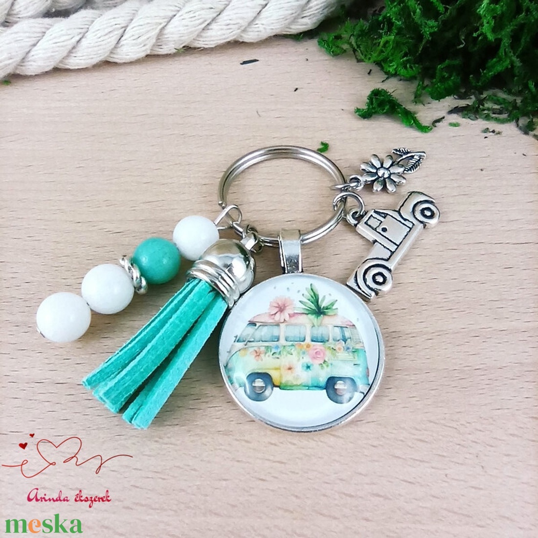 Vidám túra zöld bojtos üveglencsés kulcstartó táskadísz  - táska & tok - kulcstartó & táskadísz - táskadísz - Meska.hu