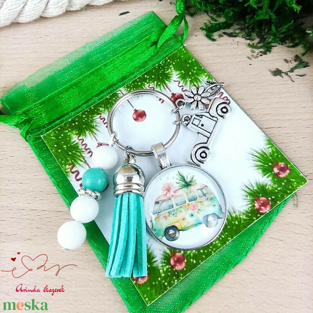 Vidám túra zöld bojtos üveglencsés kulcstartó táskadísz  - táska & tok - kulcstartó & táskadísz - táskadísz - Meska.hu