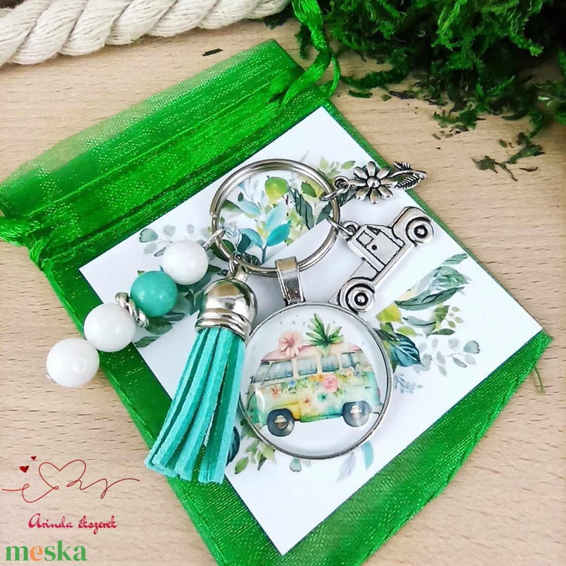 Vidám túra zöld bojtos üveglencsés kulcstartó táskadísz  - táska & tok - kulcstartó & táskadísz - táskadísz - Meska.hu