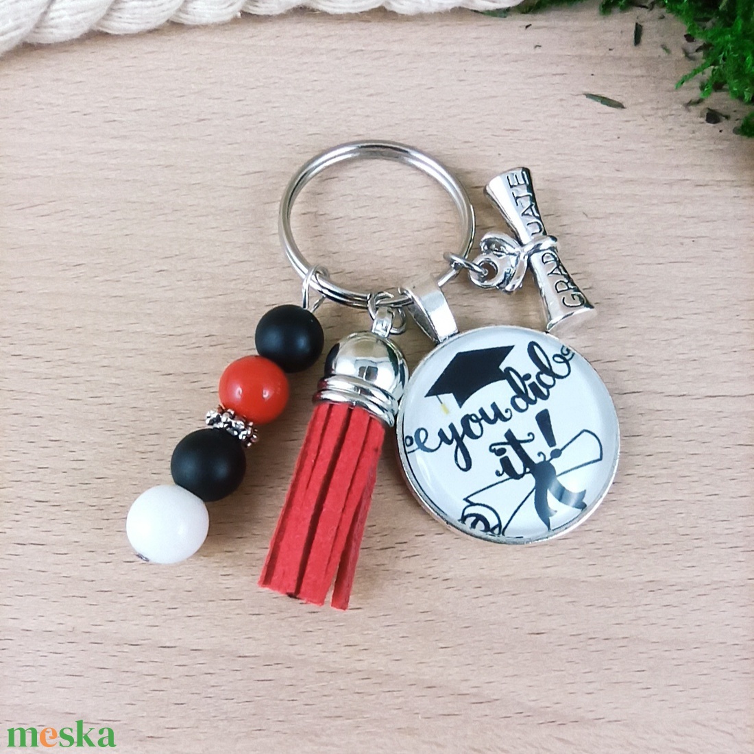 Diplomaosztóra piros bojtos üveglencsés kulcstartó táskadísz  - táska & tok - kulcstartó & táskadísz - kulcstartó - Meska.hu