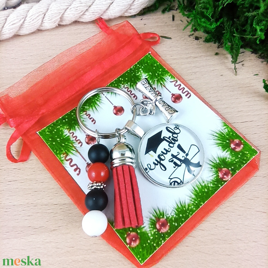 Diplomaosztóra piros bojtos üveglencsés kulcstartó táskadísz  - táska & tok - kulcstartó & táskadísz - kulcstartó - Meska.hu