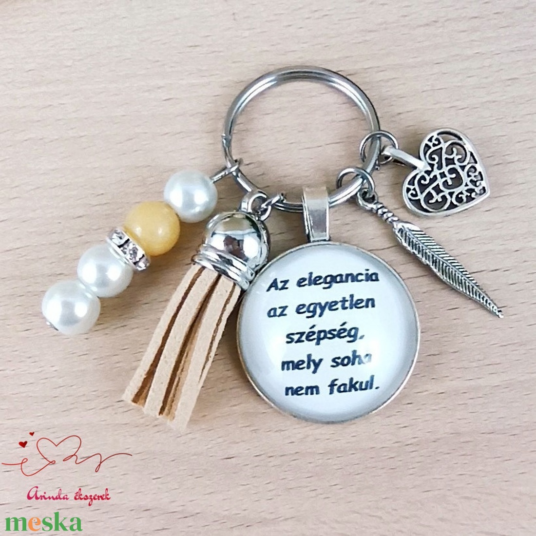 Az elegancia az egyetlen szépség feliratos bézs bojtos üveglencsés kulcstartó táskadísz - táska & tok - kulcstartó & táskadísz - táskadísz - Meska.hu Az elegancia az egyetlen szépség feliratos bézs bojtos üveglencsés kulcstartó táskadísz - táska & tok - kulcstartó & táskadísz - táskadísz - Meska.hu
