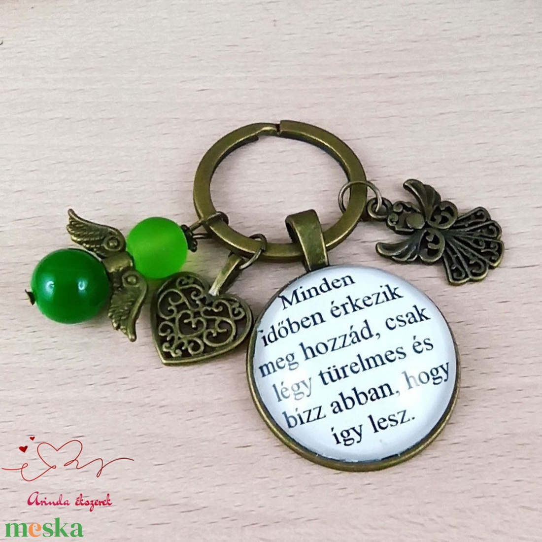 Minden időben érkezik feliratos üveglencsés kulcstartó táskadísz zöld angyallal  - táska & tok - kulcstartó & táskadísz - táskadísz - Meska.hu