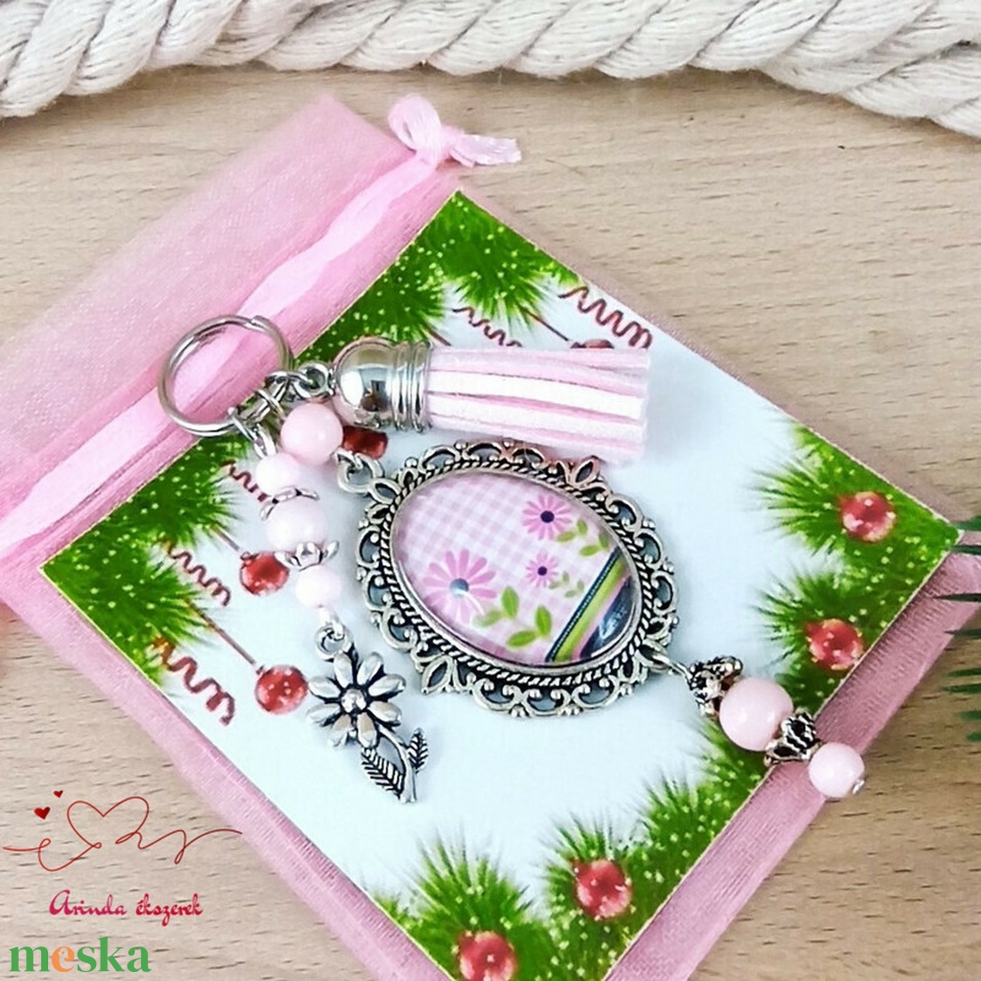 Virágos ablak rózsaszín bojtos üveglencsés kulcstartó táskadísz  - táska & tok - kulcstartó & táskadísz - kulcstartó - Meska.hu