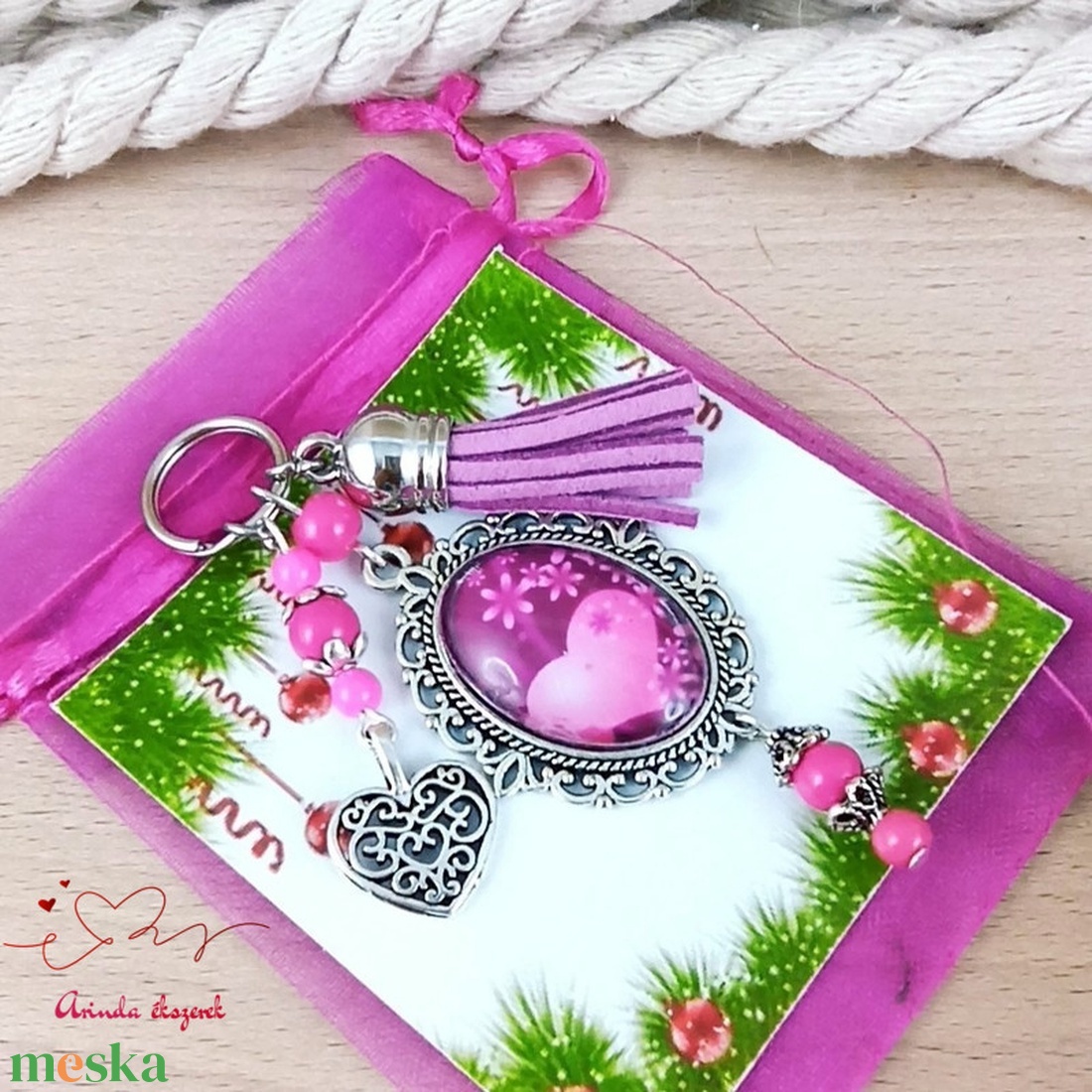 Pink szívek lila bojtos üveglencsés kulcstartó táskadísz - táska & tok - kulcstartó & táskadísz - kulcstartó - Meska.hu Pink szívek lila bojtos üveglencsés kulcstartó táskadísz - táska & tok - kulcstartó & táskadísz - kulcstartó - Meska.hu