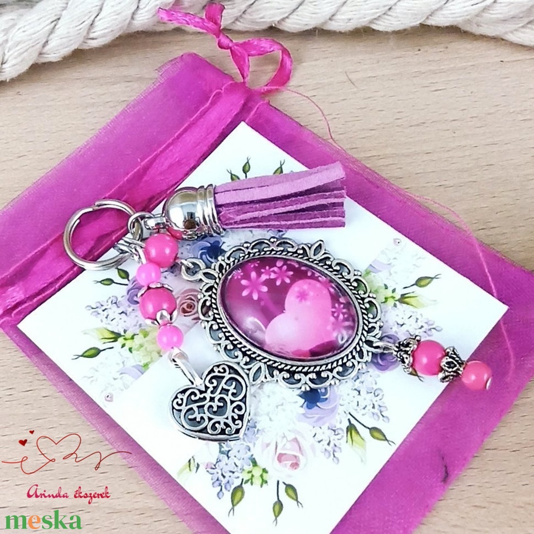 Pink szívek lila bojtos üveglencsés kulcstartó táskadísz - táska & tok - kulcstartó & táskadísz - kulcstartó - Meska.hu Pink szívek lila bojtos üveglencsés kulcstartó táskadísz - táska & tok - kulcstartó & táskadísz - kulcstartó - Meska.hu