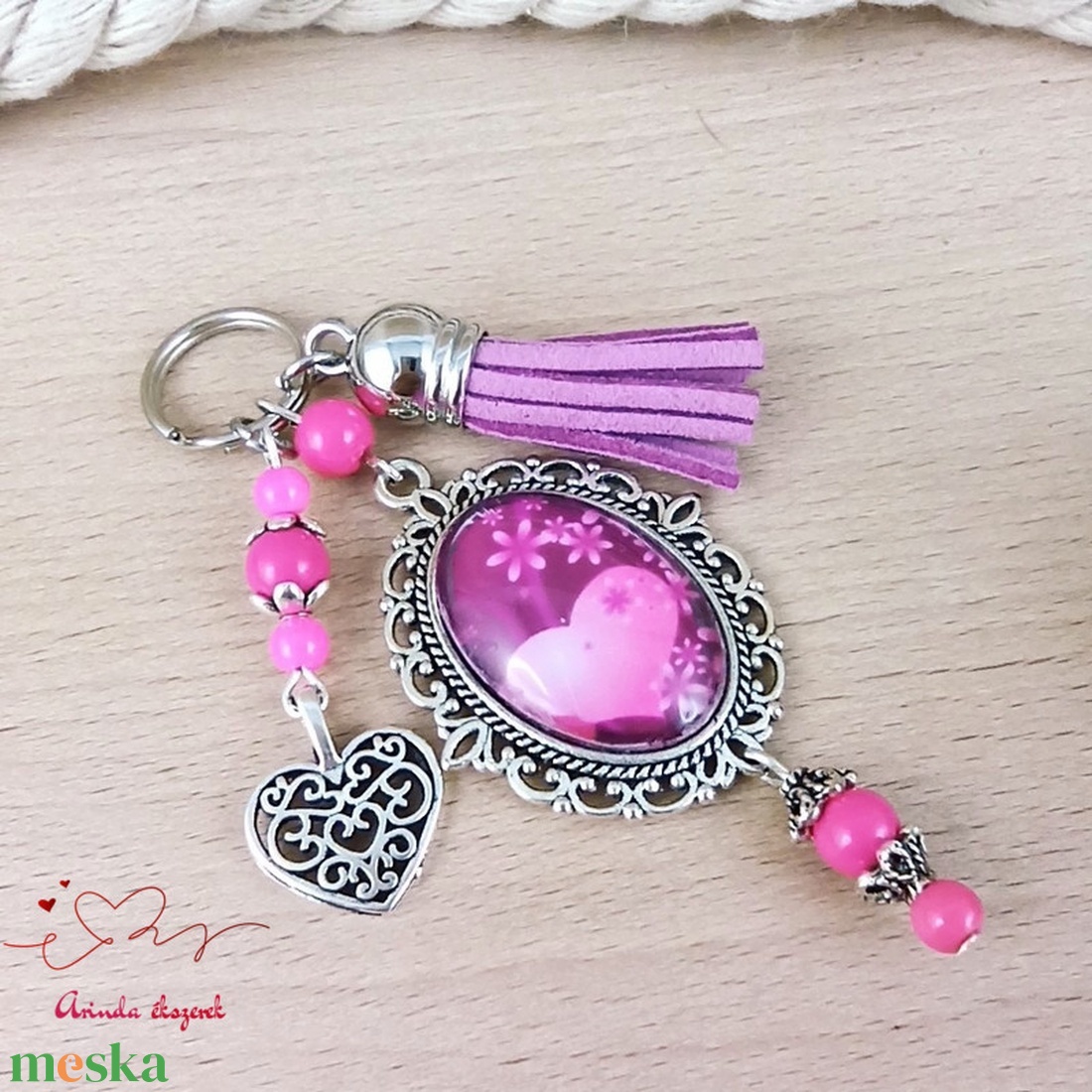 Pink szívek lila bojtos üveglencsés kulcstartó táskadísz - táska & tok - kulcstartó & táskadísz - kulcstartó - Meska.hu Pink szívek lila bojtos üveglencsés kulcstartó táskadísz - táska & tok - kulcstartó & táskadísz - kulcstartó - Meska.hu