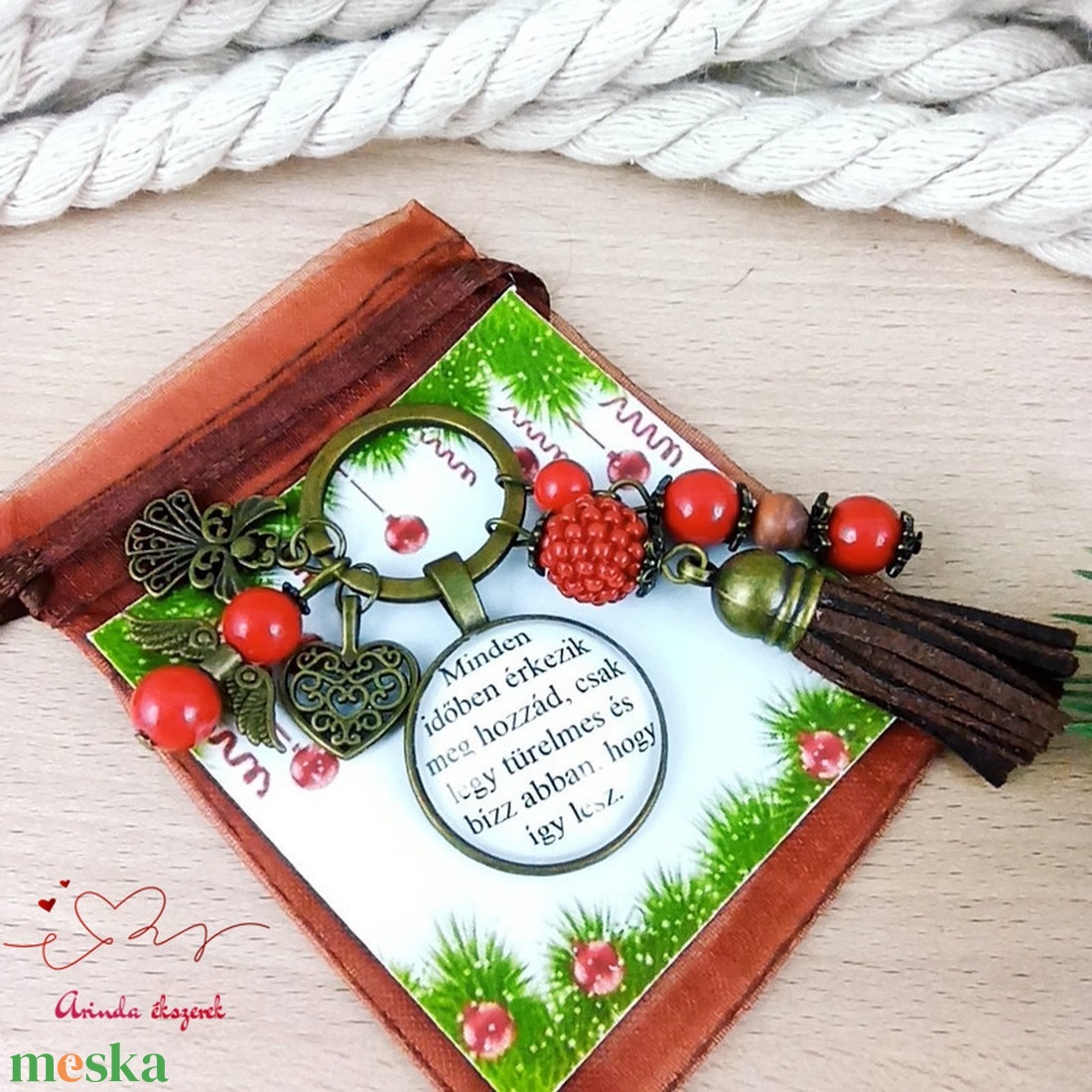 Minden időben érkezik felirattal díszített barna bojtos üveglencsés kulcstartó táskadísz - táska & tok - kulcstartó & táskadísz - kulcstartó - Meska.hu Minden időben érkezik felirattal díszített barna bojtos üveglencsés kulcstartó táskadísz - táska & tok - kulcstartó & táskadísz - kulcstartó - Meska.hu
