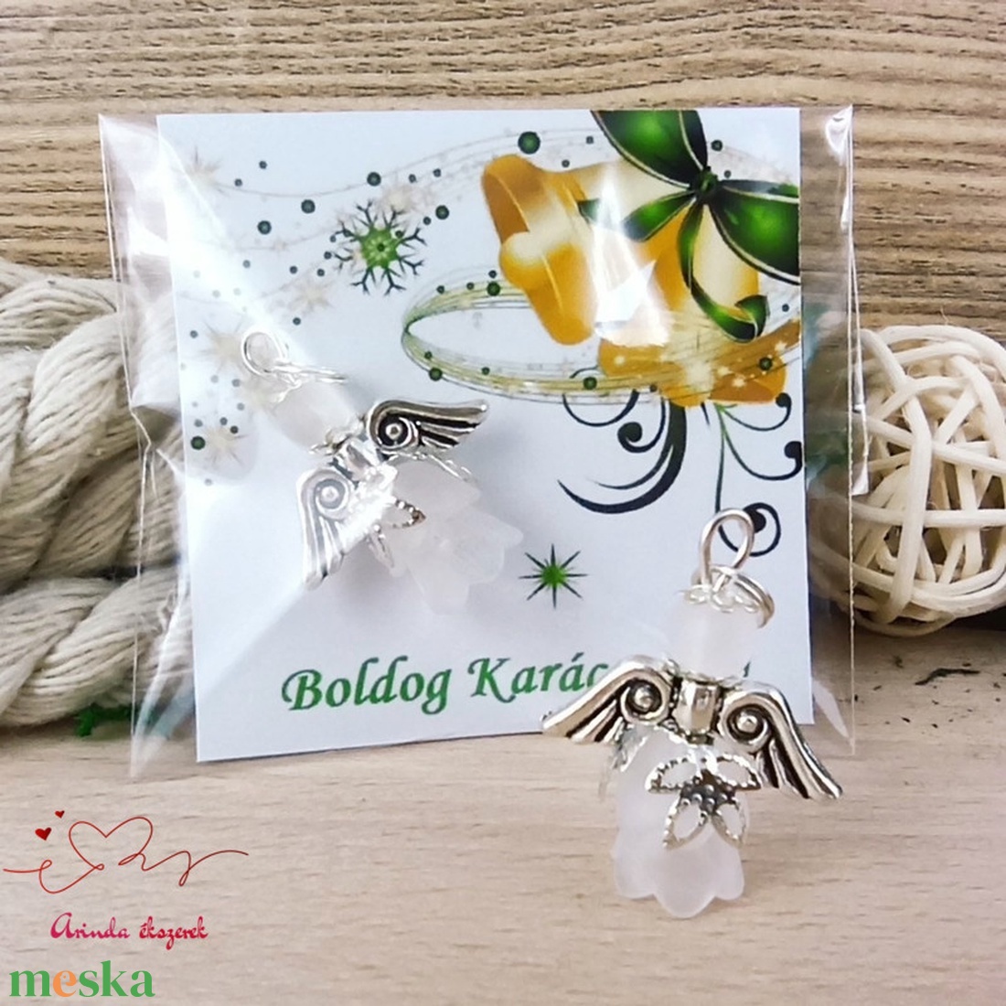Angyalka medál fehér 5 db-os csomagban ajándékkártyával karácsonyi apróság kollégának osztálytársnak vendégnek - karácsony - karácsonyi ajándékozás - karácsonyi képeslap, üdvözlőlap, ajándékkísérő - Meska.hu