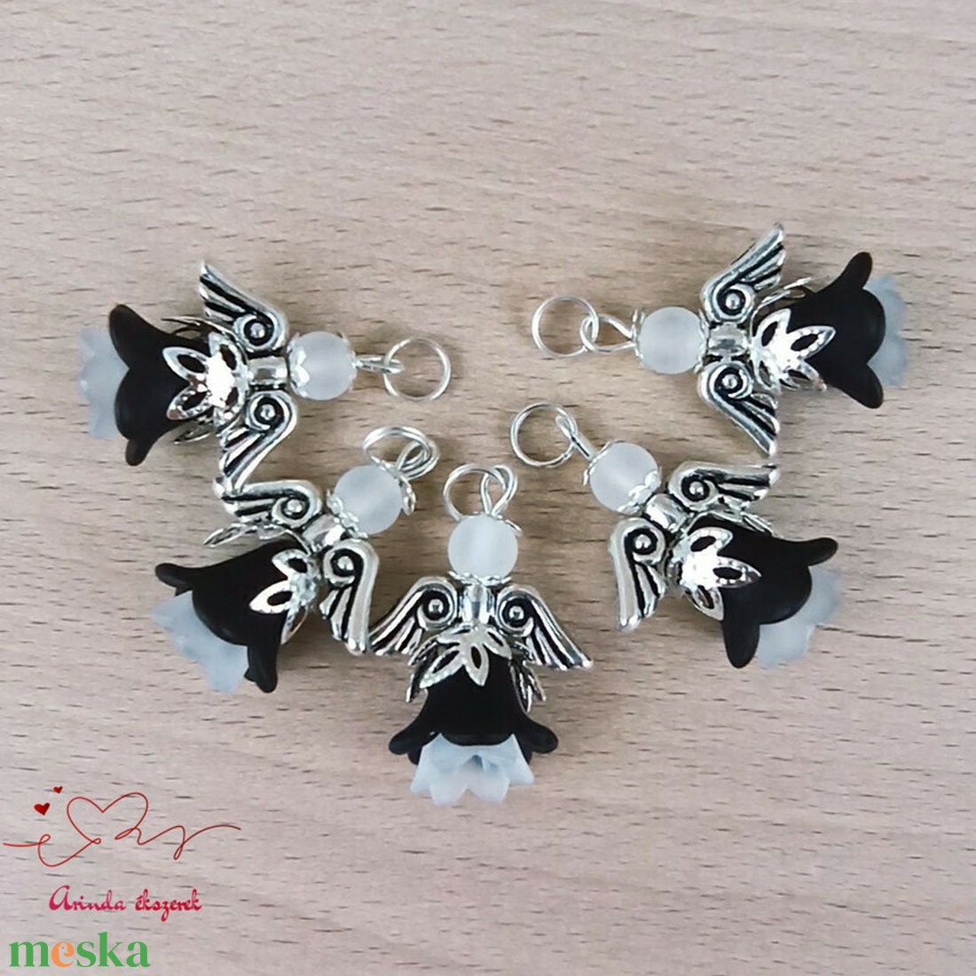 Angyalka medál fekete-fehér 5 db-os csomagban ajándékkártyával karácsonyi apróság kollégának osztálytársnak vendégnek - karácsony - karácsonyi ajándékozás - karácsonyi képeslap, üdvözlőlap, ajándékkísérő - Meska.hu