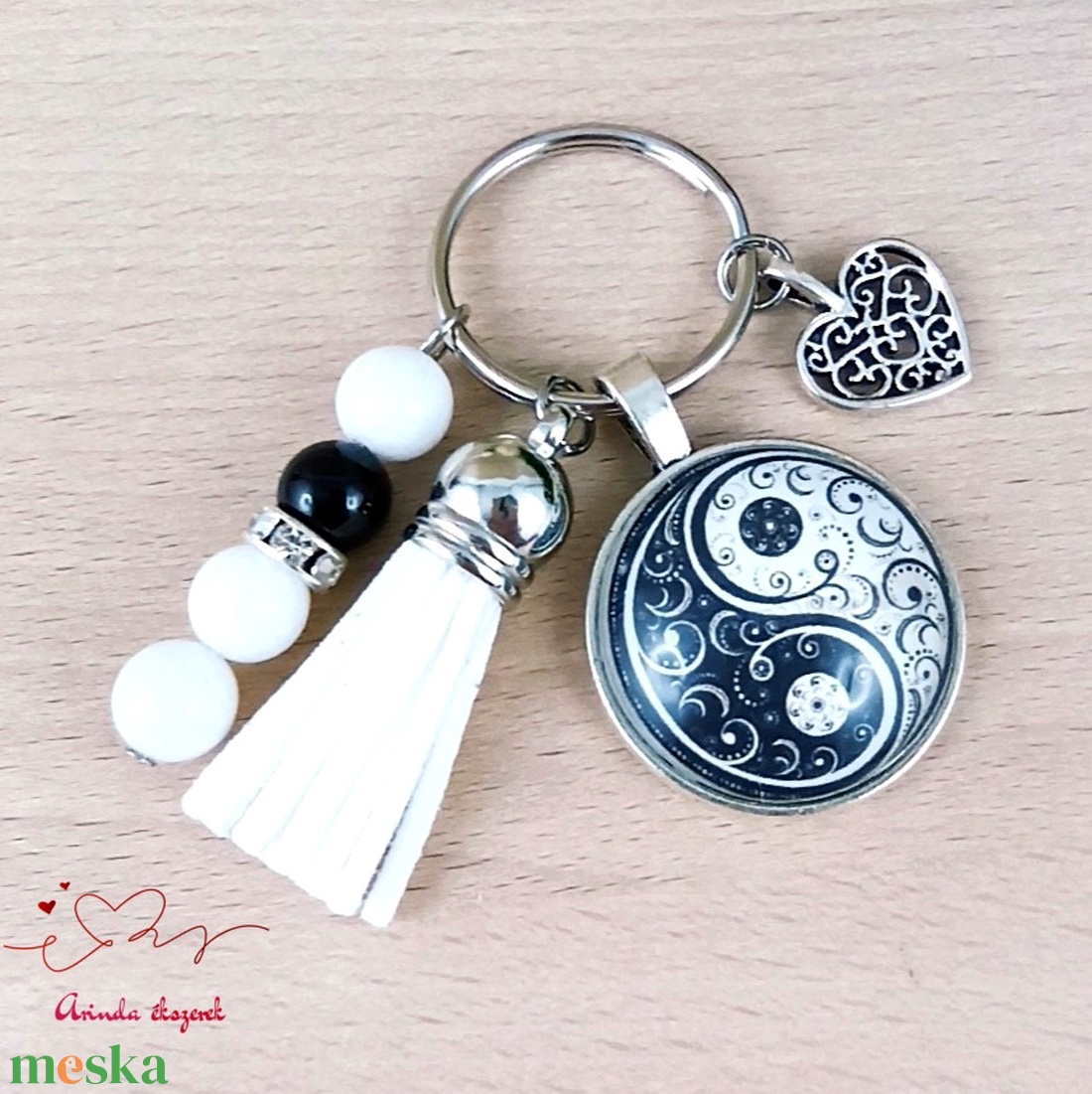 Jinjang mintás fehér bojtos üveglencsés kulcstartó táskadísz  - táska & tok - kulcstartó & táskadísz - kulcstartó - Meska.hu