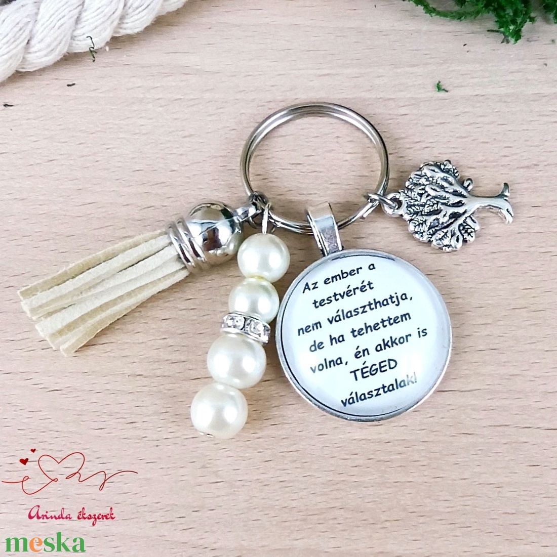 Az ember a testvérét nem választhatja de ha tehettem volna feliratos krém bojtos üveglencsés kulcstartó táskadísz - táska & tok - kulcstartó & táskadísz - kulcstartó - Meska.hu