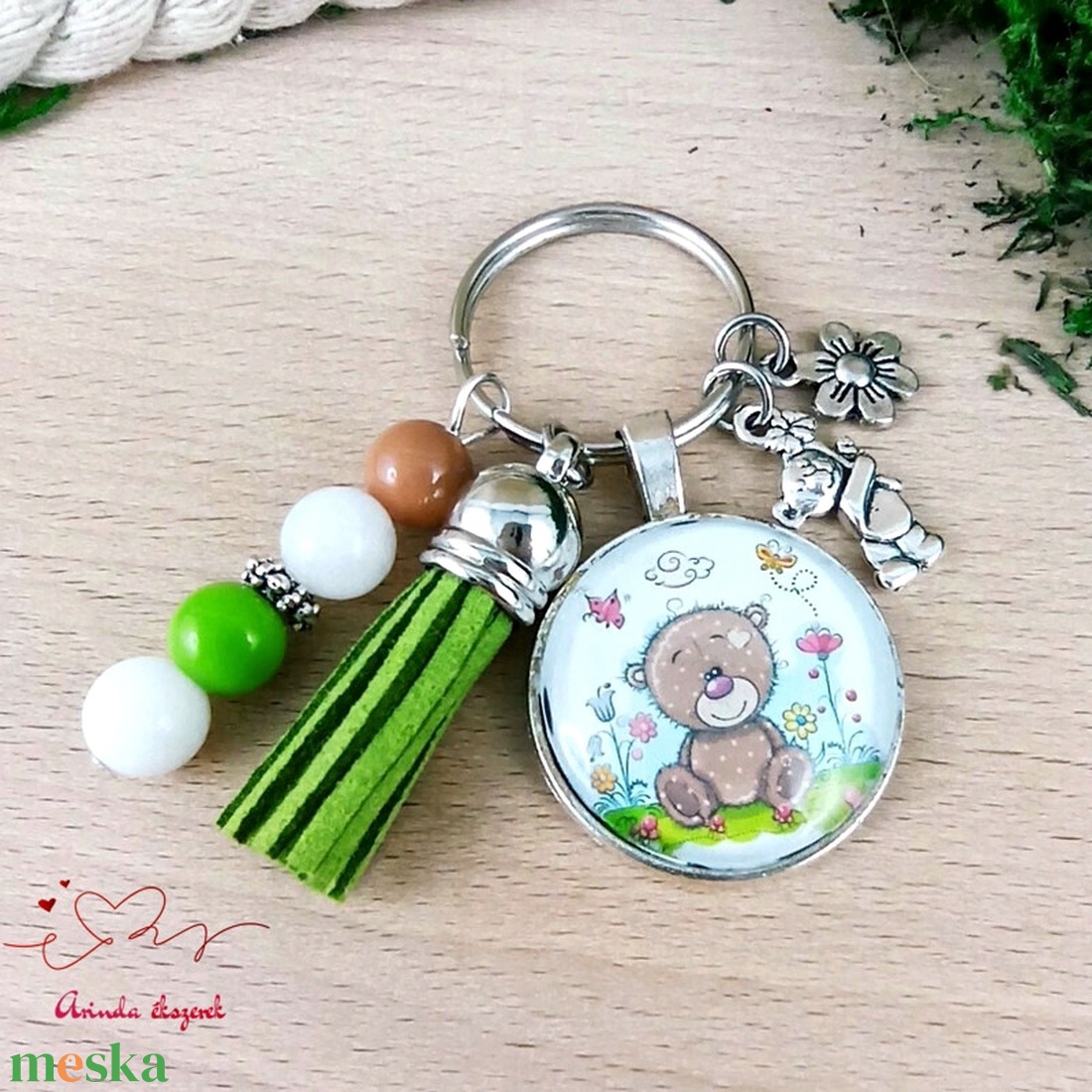 Mackó zöld bojtos üveglencsés kulcstartó táskadísz  - táska & tok - kulcstartó & táskadísz - kulcstartó - Meska.hu