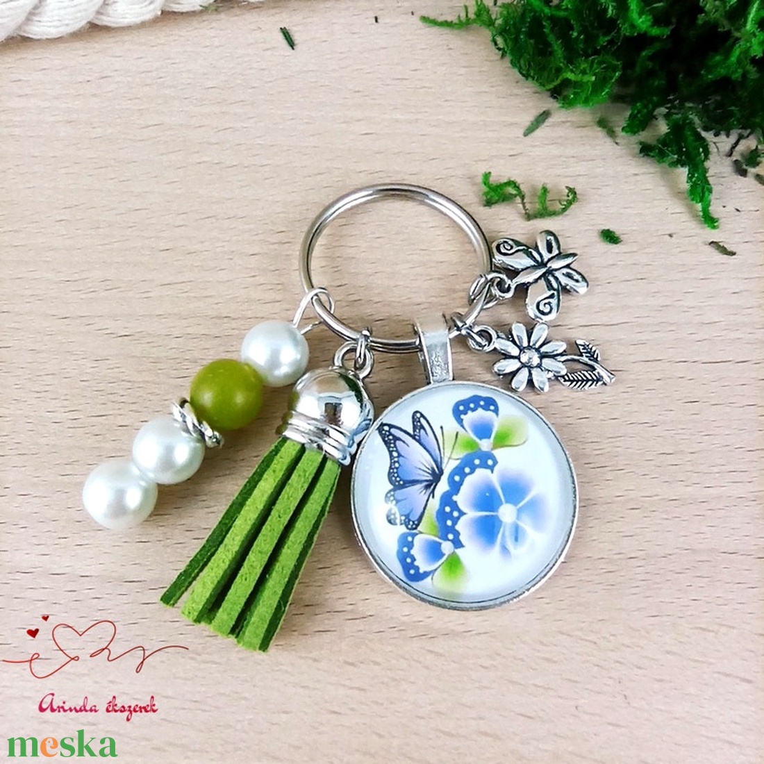 Lila pillangó zöld bojtos üveglencsés kulcstartó táskadísz  - táska & tok - kulcstartó & táskadísz - kulcstartó - Meska.hu