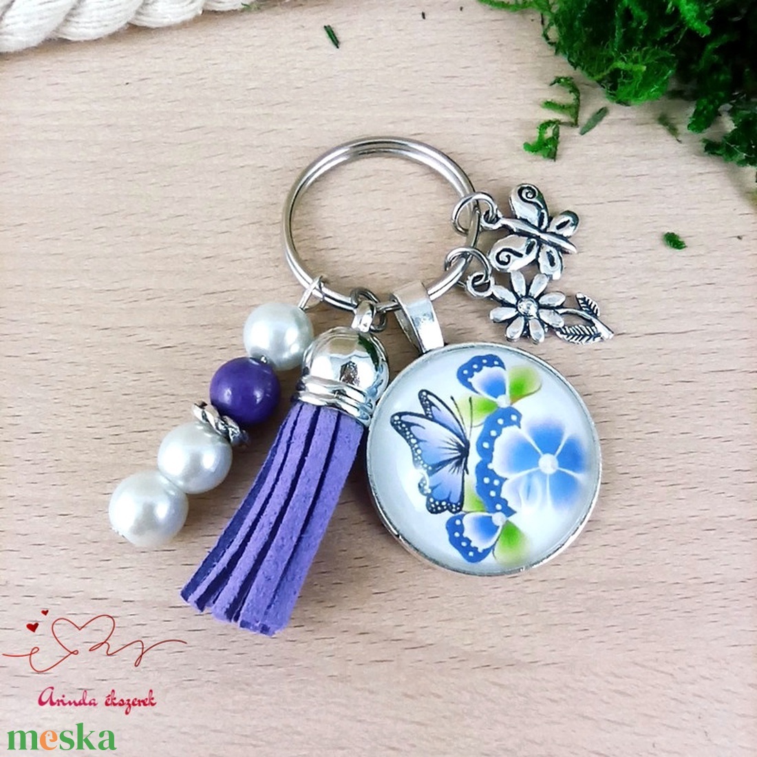 Lila pillangó lila bojtos üveglencsés kulcstartó táskadísz  - táska & tok - kulcstartó & táskadísz - kulcstartó - Meska.hu