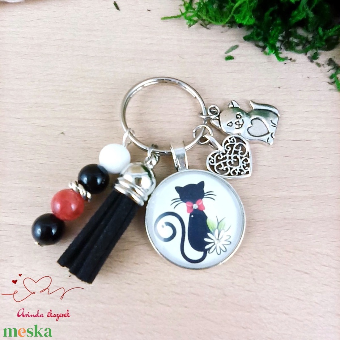 Cica a réten fekete bojtos üveglencsés kulcstartó táskadísz  - táska & tok - kulcstartó & táskadísz - táskadísz - Meska.hu