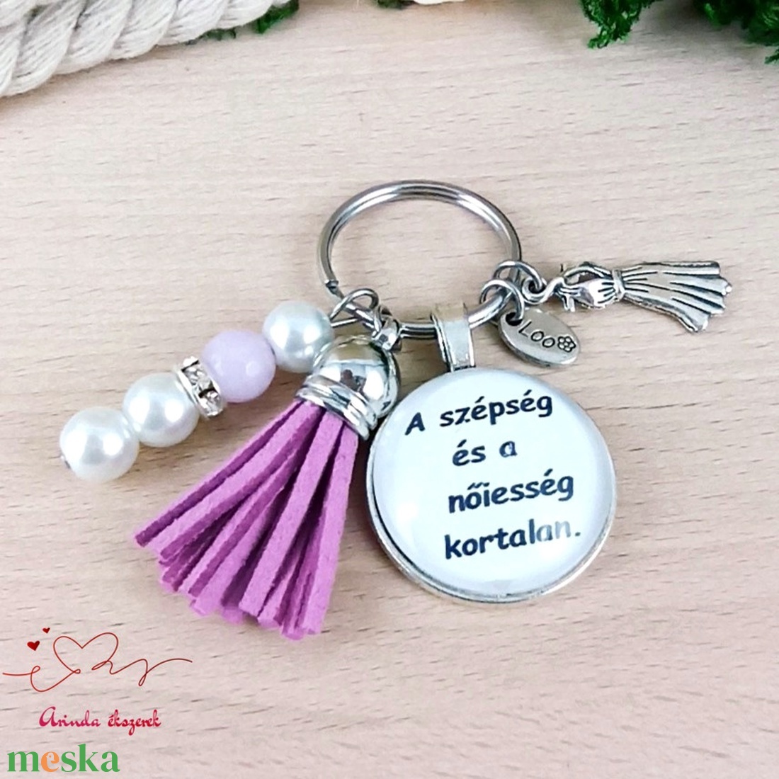A szépség és a nőiesség kortalan feliratos rózsaszín bojtos üveglencsés kulcstartó táskadísz  - táska & tok - kulcstartó & táskadísz - kulcstartó - Meska.hu