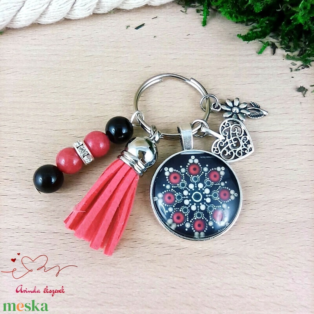 Fekete mandala piros bojtos üveglencsés kulcstartó táskadísz  - táska & tok - kulcstartó & táskadísz - kulcstartó - Meska.hu