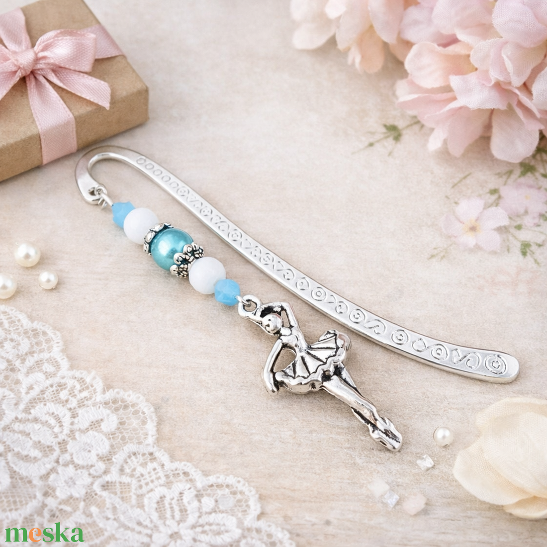 Balerina könyvjelző kék-fehér gyöngyökkel � elegáns ajándék táncosoknak, balett rajongóknak - könyv & zene - könyvjelző - Meska.hu