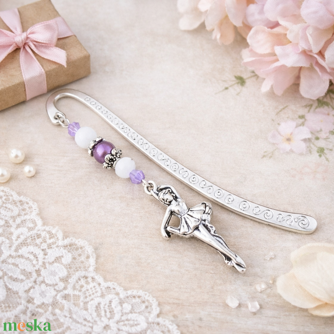 Balerina könyvjelző lila-fehér gyöngyökkel � elegáns ajándék táncosoknak, balett rajongóknak - könyv & zene - könyvjelző - Meska.hu