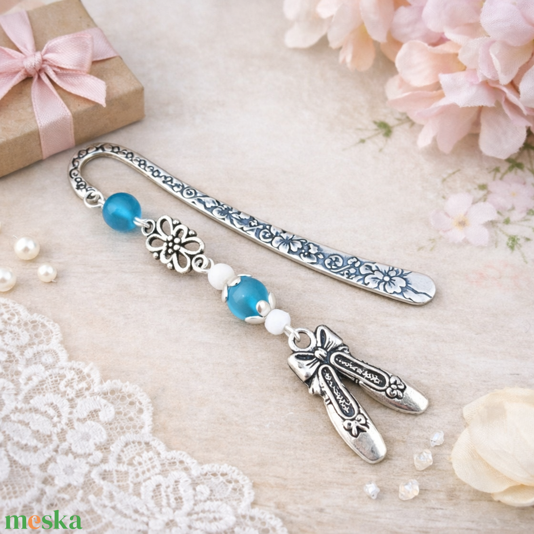 Balettcipő könyvjelző kék-fehér gyöngyökkel � elegáns ajándék táncosoknak, balett rajongóknak - könyv & zene - könyvjelző - Meska.hu