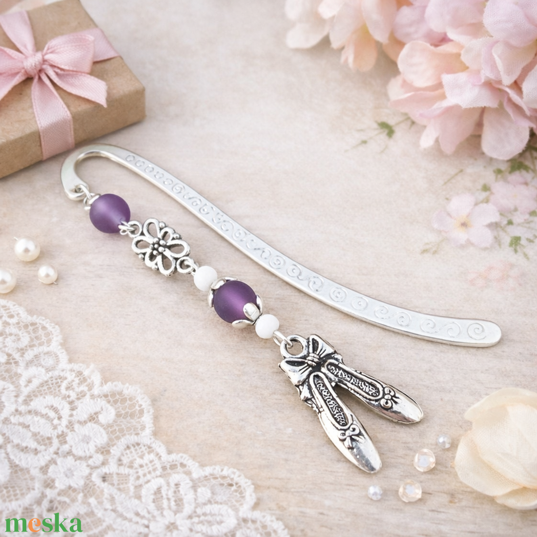 Balettcipő könyvjelző lila-fehér gyöngyökkel � elegáns ajándék táncosoknak, balett rajongóknak - könyv & zene - könyvjelző - Meska.hu