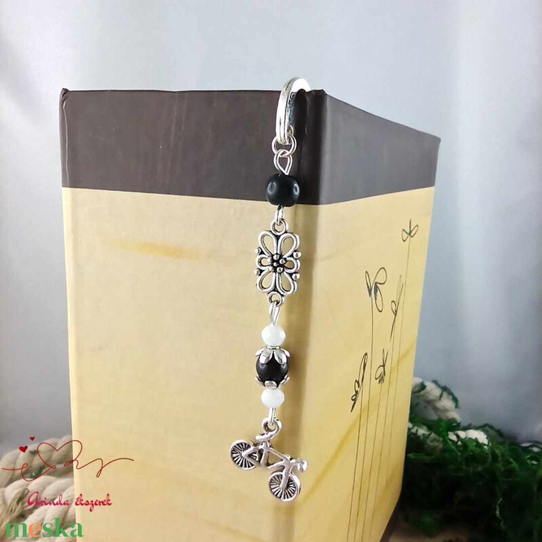 Biciklis könyvjelző � sportos, természetkedvelő ajándék szülinapra, névnapra fekete gyöngyökkel - könyv & zene - könyvjelző - Meska.hu