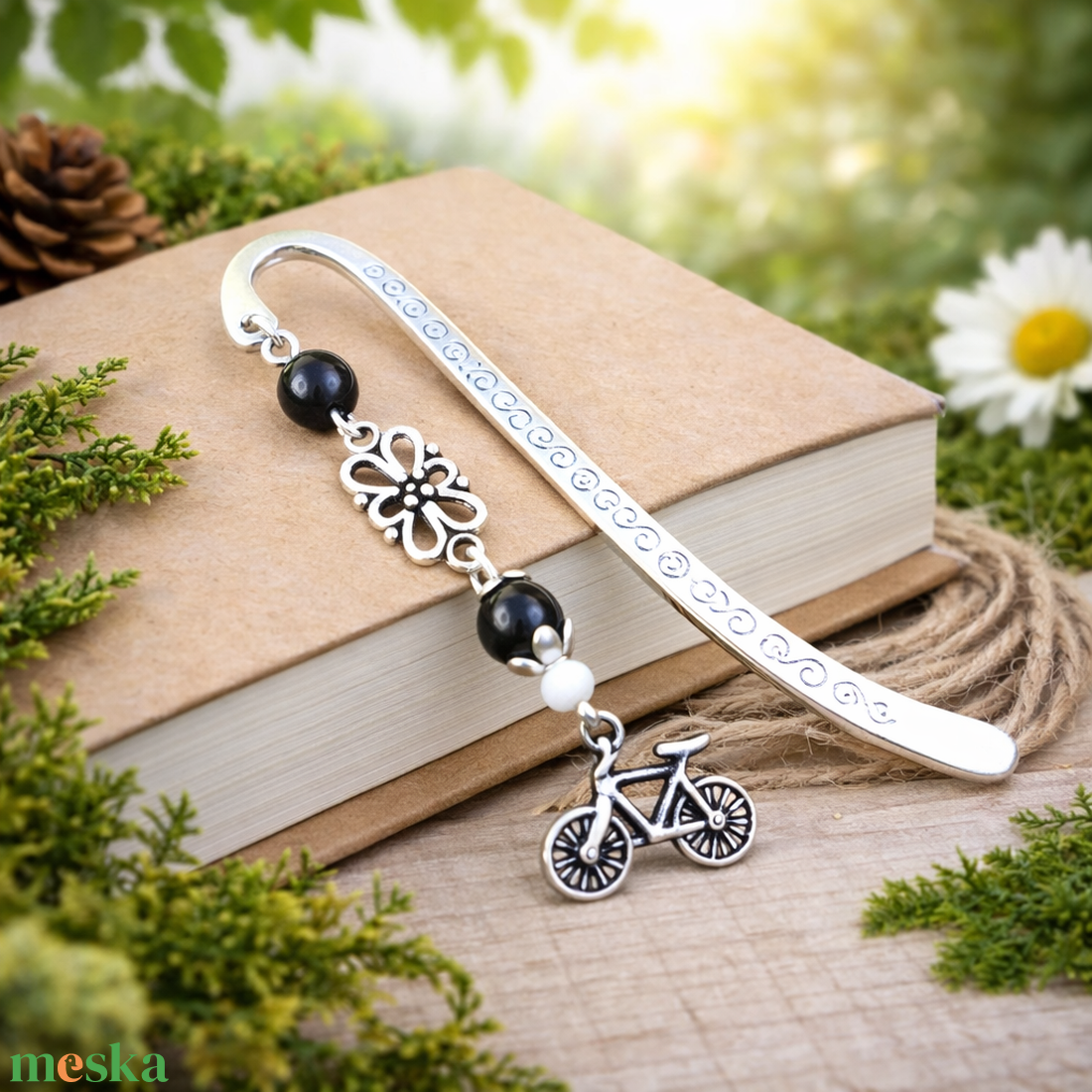 Biciklis könyvjelző � sportos, természetkedvelő ajándék szülinapra, névnapra fekete gyöngyökkel - könyv & zene - könyvjelző - Meska.hu