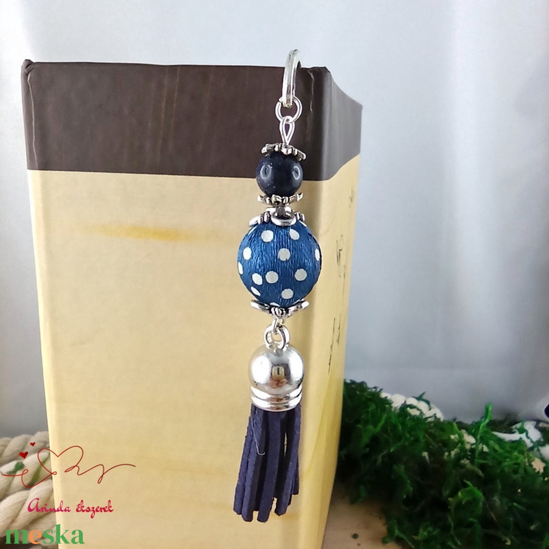 Sötétkék vidám pöttyös bojtos könyvjelző � kedves ajándék pedagógusnak  - könyv & zene - könyvjelző - Meska.hu