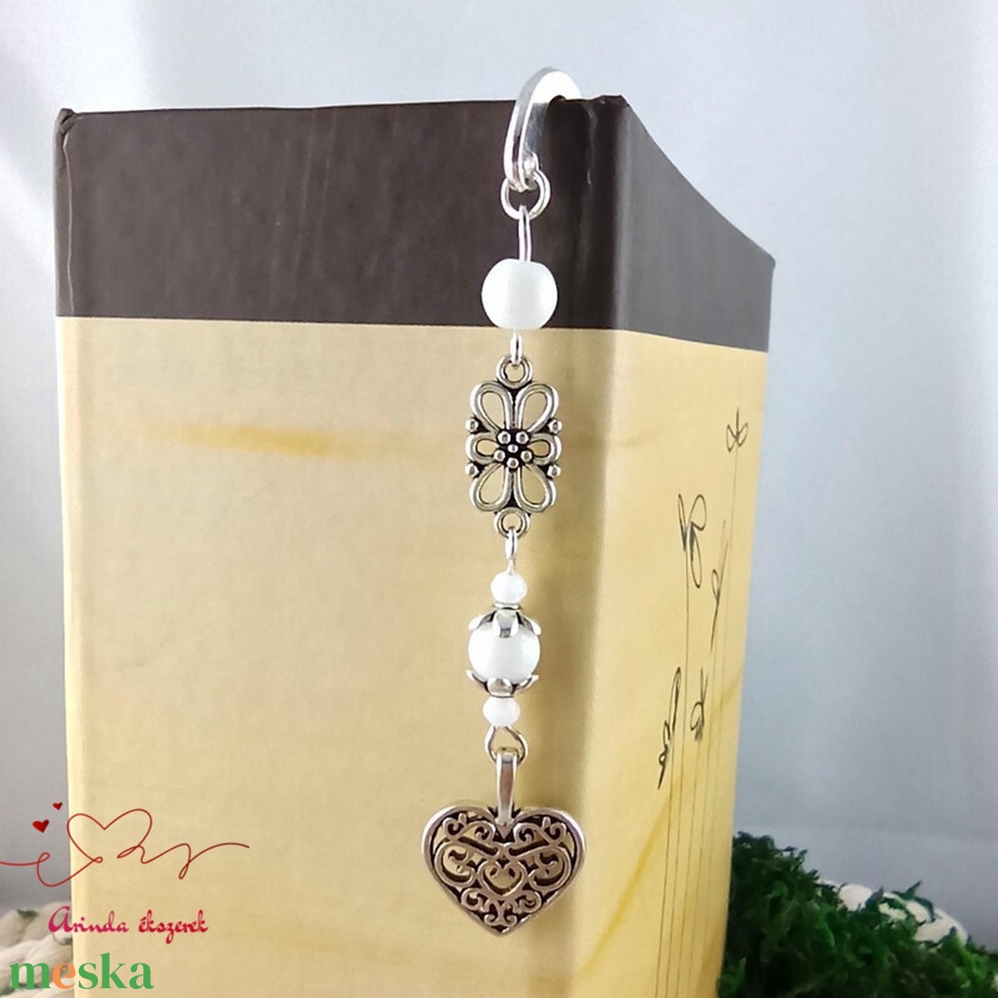 Szív charm könyvjelző pedagógusnapra � fehér gyöngyökkel - könyv & zene - könyvjelző - Meska.hu