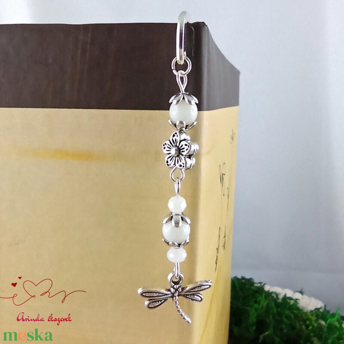 Szitakötő charm könyvjelző óvónéninek évzáróra � fehér gyöngyökkel - könyv & zene - könyvjelző - Meska.hu