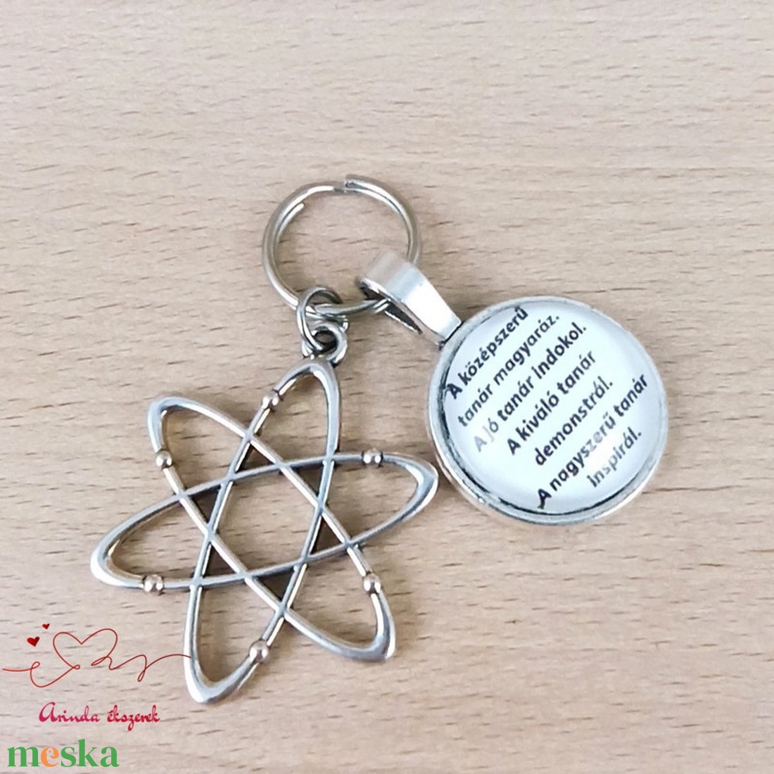 Atom medálos üveglencsés kulcstartó pedagógusnapra - táska & tok - kulcstartó & táskadísz - kulcstartó - Meska.hu